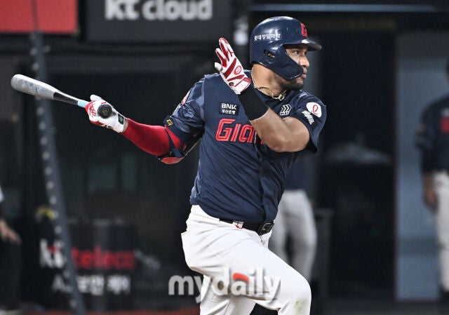 13일 오후 경기도 수원시 수원KT위즈파크에서 진행된 '2026 프로야구 KBO리그' KT위즈와 롯데자이언츠의 경기. 롯데 레이예스가 9회초 2사에서 안타를 치고 있다./마이데일리