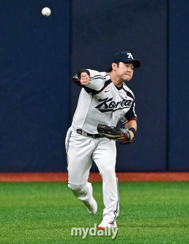 2026년 9월 17일 오전 서울 고척스카이돔에서 열린 '2026 아이치 나고야 아시안게임' 야구대표팀 평가전, 대한민국과 상무의 경기. 좌익수 문현빈이 송구하고 있다./마이데일리