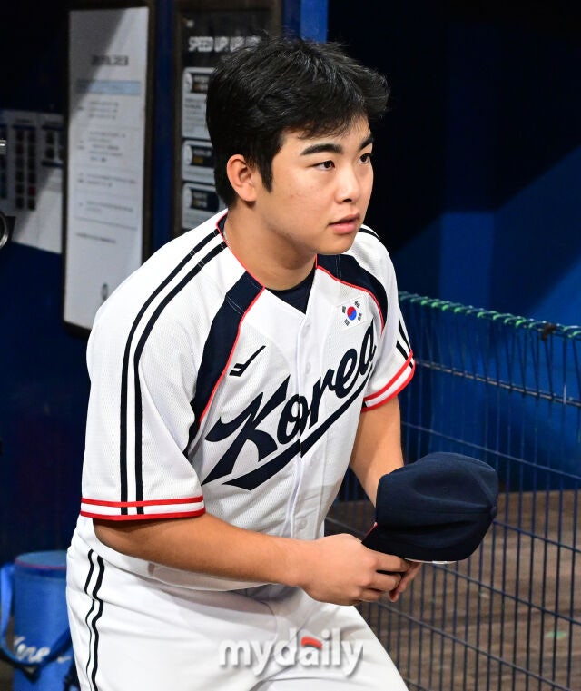 2026년 9월 15일 오후 서울 고척스카이돔에서 '2026 아이치 나고야 아시안게임' 야구대표팀 훈련이 열렸다. 대한민국 야구대표팀 문현빈이 훈련을 위해 그라운드로 나서고 있다./마이데일리