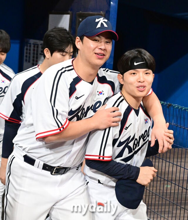 2026년 9월 15일 오후 서울 고척스카이돔에서 '2026 아이치 나고야 아시안게임' 야구대표팀 훈련이 열렸다. 대한민국 야구대표팀 노시환과 정준재가 훈련을 위해 그라운드로 나서고 있다./마이데일리