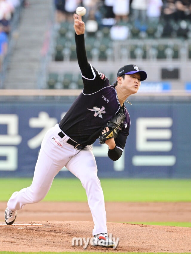 27일 오후 서울 잠실야구장에서 진행된 '2026 신한 SOL KBO 리그' KT위즈와 두산 베어스의 경기. KT 선발 배제성이 역투를 펼치고 있다./잠실=곽경훈 기자