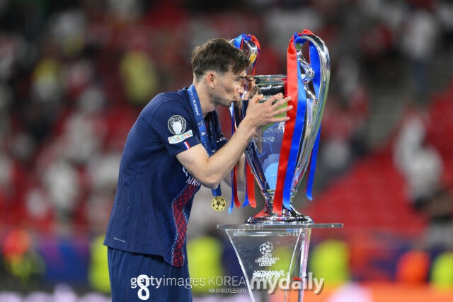 파비안 루이스가 2025-26시즌 유럽축구연맹(UEFA) 챔피언스리그(UCL) 우승을 차지한 뒤 트로피에 키스하고 있다./게티이미지코리아