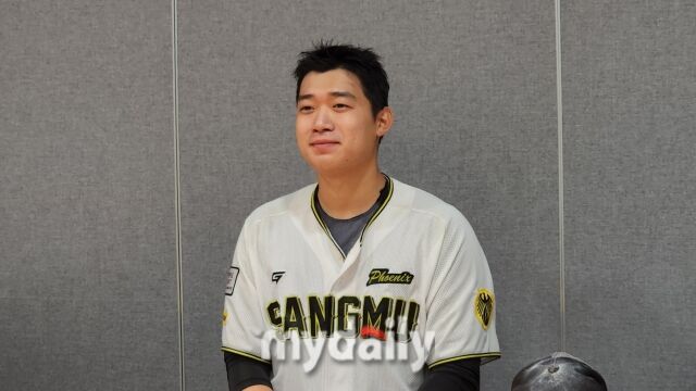 김기중이 9월 28일 서울 고척 스카이돔에서 열린 2026 KBO 퓨처스리그 챔피언 결정전을 마치고 취재진과 인터뷰를 하고 있다./고척=김경현 기자