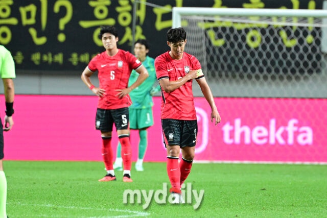대한민국 축구 국가대표팀 손흥민이 28일 오후 8시 서울월드컵경기장에서 진행된 '하나은행 초청 친선경기' 우루과이와의 경기에서 네 번째 골을 허용한 뒤 아쉬워 하고 있다./서울월드컵경기장=유진형 기자