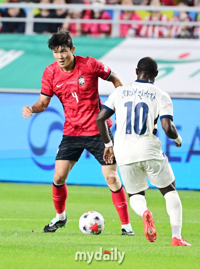 축구대표팀 김민재가 24일 오후 경기도 수원월드컵경기장에서 진행된 '하나은행 초청 친선경기' 에콰도르와의 경기에서 볼을 돌리고 있다./수원월드컵경기장=곽경훈 기자