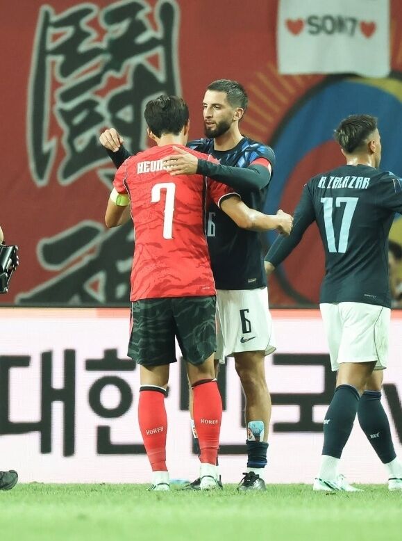 A매치 무대에서 주장으로 재회한 토트넘 전 동료, <b>포옹</b>으로 <b>손흥민</b> 위로
