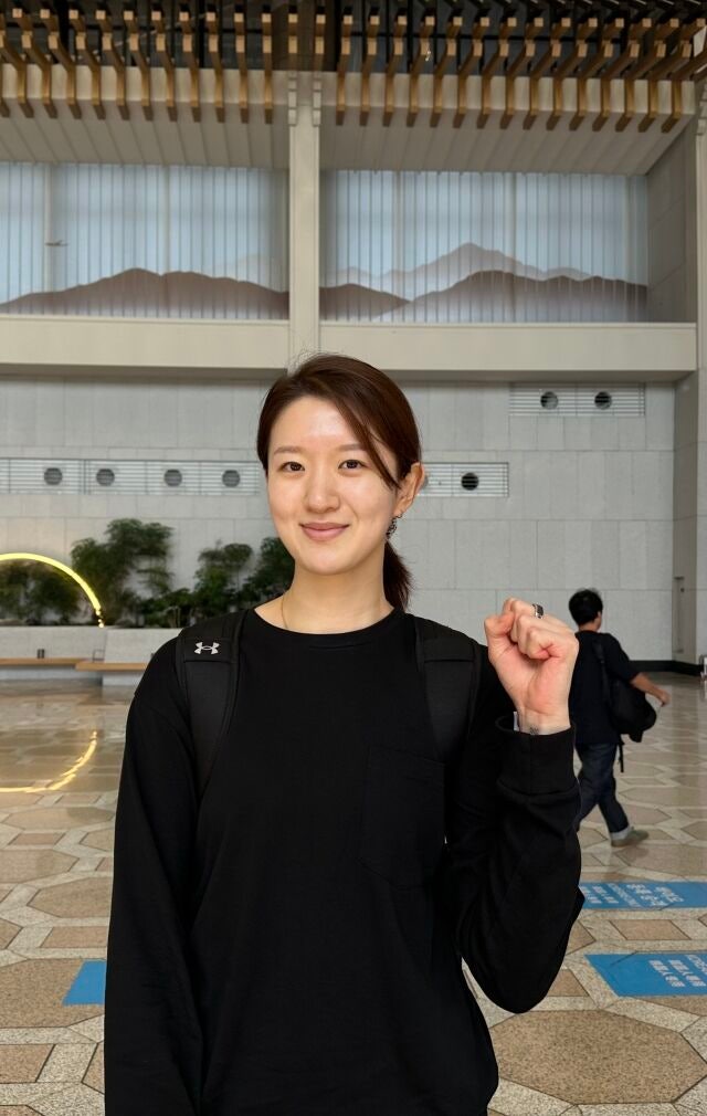 V-리그 흥국생명에서 뛰다 일본 SV리그 NEC로 임대 이적한 이다현이 29일 인천공항으로 와 일본 출국에 앞서 인사를 건네고 있다./흥국생명 핑크스파이더스 배구단 제공