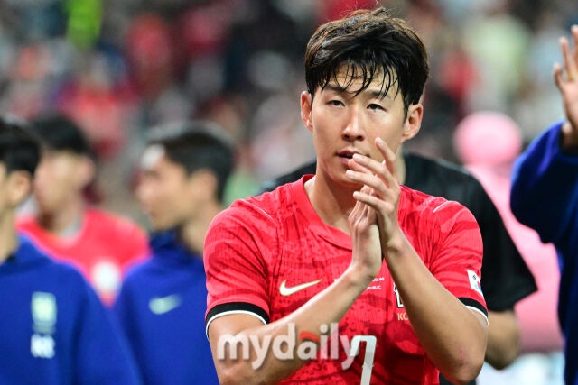 대한민국 축구 국가대표팀 손흥민이 28일 오후 서울월드컵경기장에서 진행된 '하나은행 초청 친선경기' 우루과이와의 경기에서 1-4로 패배한 뒤 팬들에게 인사를 하고 있다./곽경훈 기자