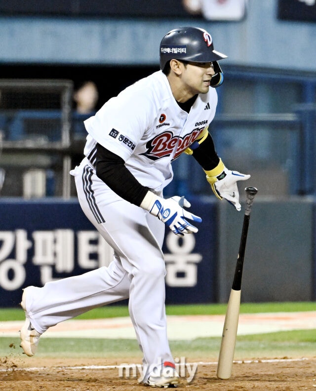 30일 오후 서울 잠실야구장에서 진행된 '2026 프로야구 KBO리그' 두산 베어스와 NC 다이노스의 경기. 두산 강승호가 9회말 1사 2,3루서 끝내기 안타를 터뜨리고 있다./송일섭 기자