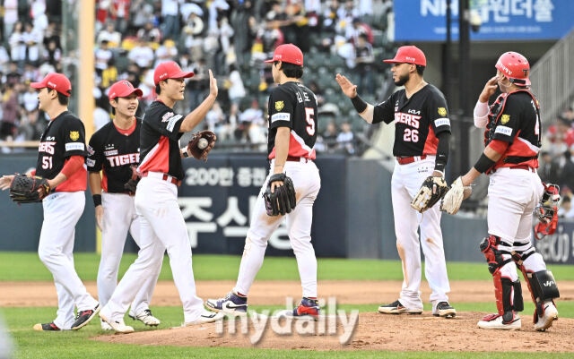 3일 오후 서울 잠실야구장에서 진행된 '2026 프로야구 KBO리그' LG트윈스와 KIA타이거즈의 경기. KIA 선수들이 5-4로 승리한 뒤 환호하고 있다./잠실=송일섭 기자 andlyu@mydaily.co.kr