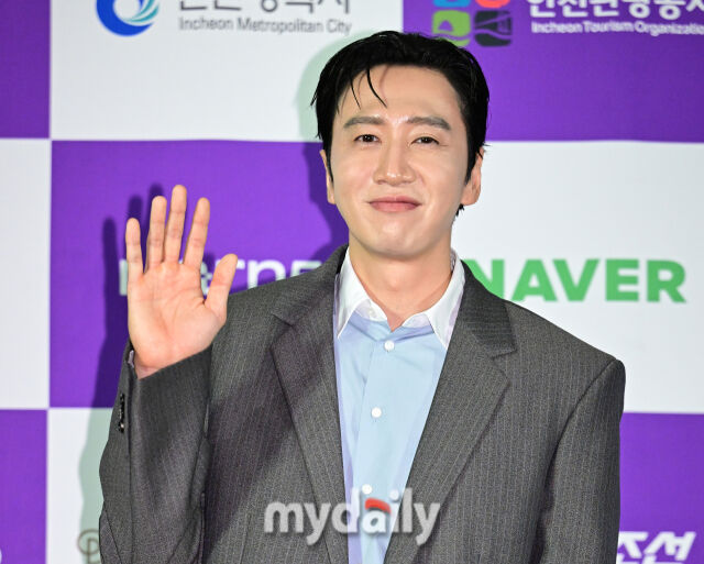 <b>이광수</b> '<b>버블</b> 중독' 심각하네…<b>도경수</b> 콘서트 중에도 몰래 하다 딱 걸렸...
