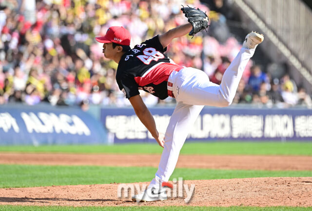 [MD포토] <b>이의리</b> '4회 구원<b>등판</b>'