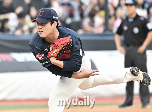 13일 오후 경기도 수원시 수원KT위즈파크에서 진행된 '2026 프로야구 KBO리그' KT위즈와 롯데자이언츠의 경기. 롯데 선발투수 나균안이 역투하고 있다./마이데일리
