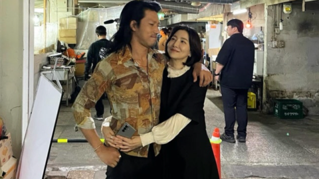 <b>윤세아</b>, '4차원 자연인' <b>김민</b> 허리 꼭 끌어안고 <b>밀착 포옹</b>… 무슨 사이...