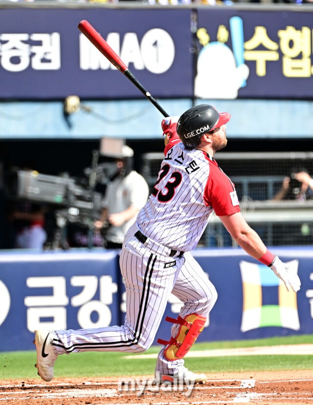2026년 10월 4일 오후 서울 잠실구장에서 열린 '2026 신한 SOL KBO리그' KIA 타이거즈와 LG 트윈스의 경기. LG 오스틴이 1회말 1사 1루서 2점 홈런을 치고 있다./유진형 기자
