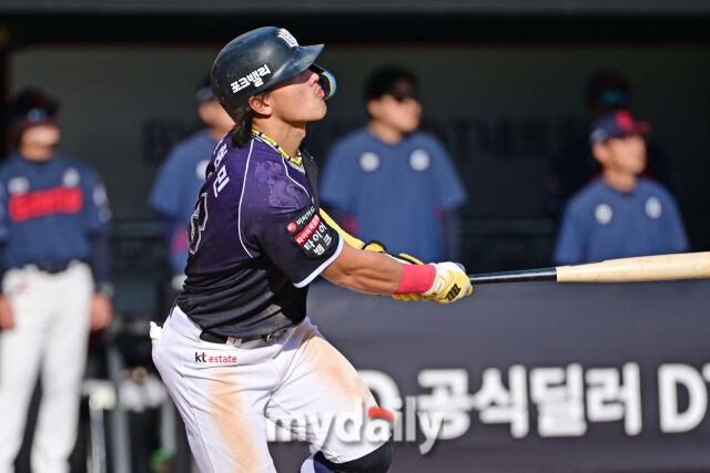 5일 경기도 수원 KT위즈파크에서 열린 '2026 신한 SOL BANK KBO리그' 롯데 자이언츠와 KT 위즈 경기. KT 안현민이 7회말 선두타자로 나와 솔로포를 치고 있다./마이데일리