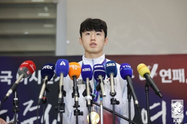 이기혁이 4일 2026 아이치-나고야 아시안게임 금메달을 획득한 뒤 인천국제공항을 통해 입국했다./대한축구협회 제공