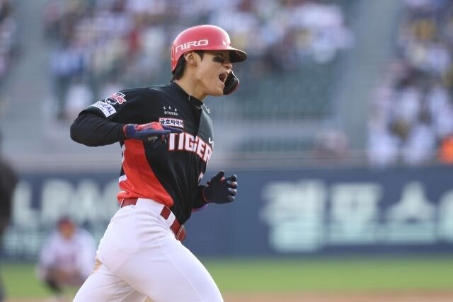 KIA 타이거즈 김도영이 5일 서울 잠실구장에서 열린 삼성 라이온즈와의 홈 경기서 홈런을 치고 그라운드를 돌고 있다./KIA 타이거즈 제공