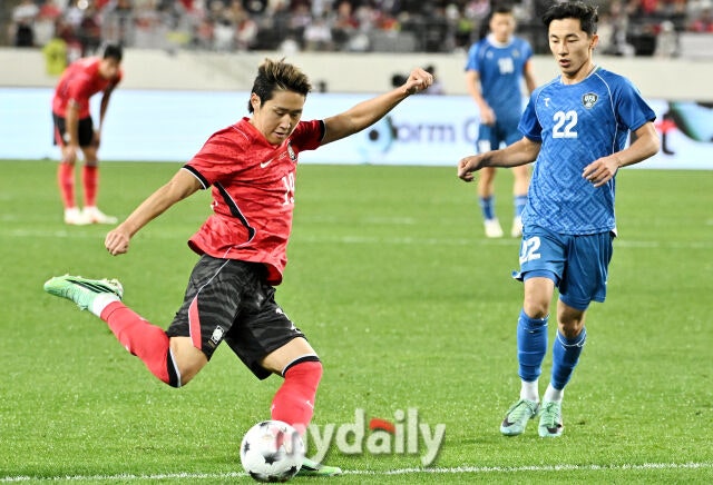 6일 오후 경기도 용인시 용인미르스타디움에서 진행된 축구 국가대표 친선경기 대한민국과 우즈베키스탄의 경기. 추구대표팀 이강인이 패스를 하고 있다./용인미르스타디움=송일섭 기자
