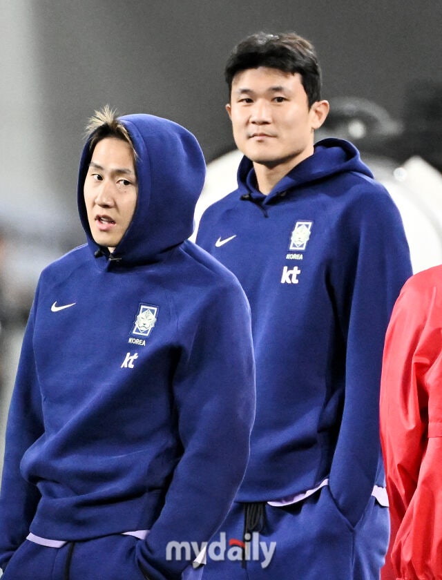 6일 오후 경기도 용인시 용인미르스타디움에서 진행된 축구 국가대표 친선경기 대한민국과 우즈베키스탄의 경기. 추구대표팀 이강인과 김민재가 경기가 끝난 뒤 선수들을 격려하고 있다./용인미르스타디움=송일섭 기자