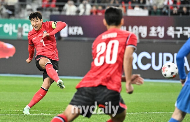 6일 오후 경기도 용인시 용인미르스타디움에서 진행된 축구 국가대표 친선경기 대한민국과 우즈베키스탄의 경기.추구대표팀 손흥민이 전반 7분 프리킥 선제골을 터뜨리고 있다.