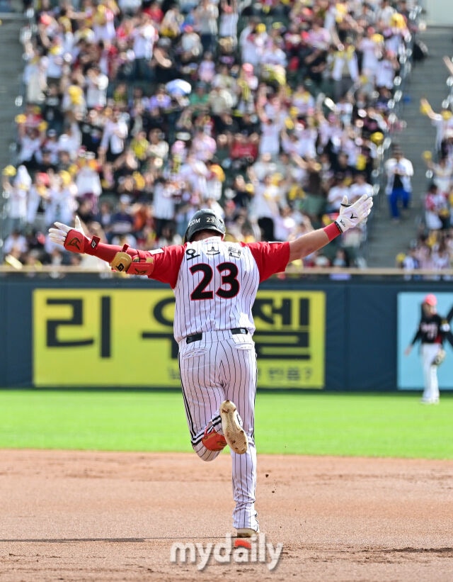 2026년 10월 4일 오후 서울 잠실구장에서 열린 '2026 신한 SOL KBO리그' KIA 타이거즈와 LG 트윈스의 경기. LG 오스틴이 1회말 1사 1루서 2점 홈런을 친 뒤 기뻐하고 있다./유진형 기자