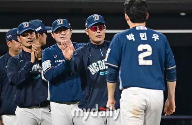 2026년 9월 23일 오후 경기도 수원KT위즈파크에서 열린 '2026 신한 SOL KBO리그' NC 다이노스와 KT 위즈의 경기. NC 이호준 감독이 10-3으로 승리한 뒤 기뻐하고 있다./유진형 기자