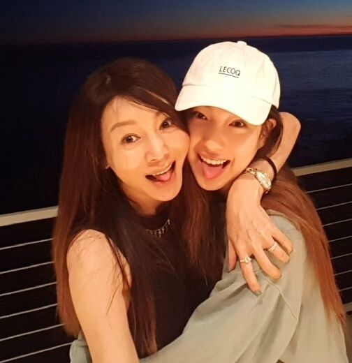 '63세 돌돌싱' <b>황신혜</b>, <b>연명 의료 거부</b>…"혼자 남을 딸 이진이 부담 덜어...