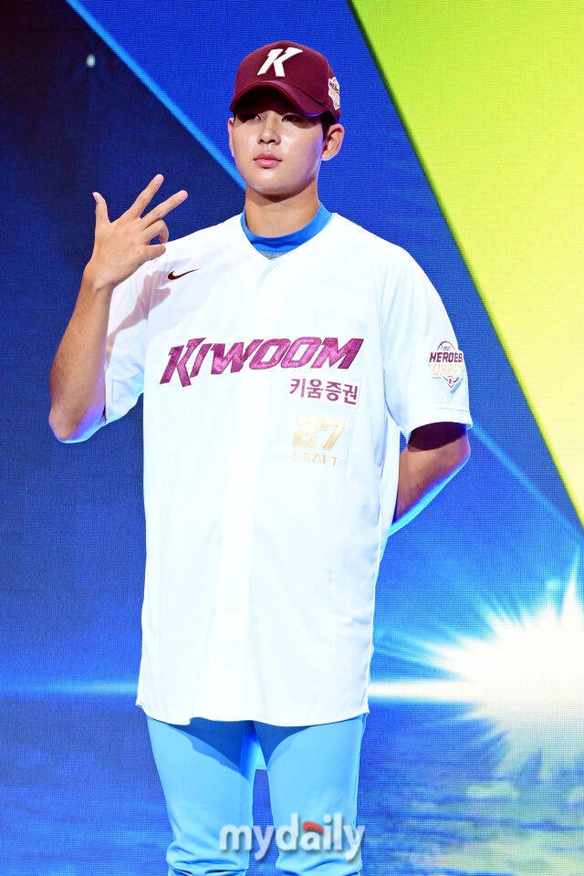 키움 하현승이 21일 오후 서울 잠실동 롯데호텔 월드 크리스탈볼룸에서 진행된 ‘2027 KBO 신인드래프트’에서 포즈를 취하고 있다./마이데일리