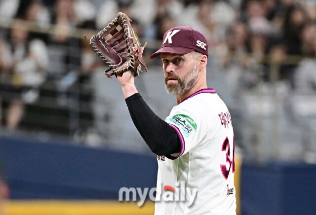 2026년 9월 22일 오후 서울 고척스카이돔에서 열린 '2026 신한 SOL KBO리그' 두산 베어스와 키움 히어로즈의 경기. 키움 1루수 데이비슨이 수비를 준비하고 있다./마이데일리