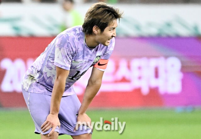 2일 오후 울산광역시 남구 문수월드컵경기장에서 진행된 축구 국가대표팀 친선경기 베네수엘라와의 경기.축구대표팀 이강인이 0-0 무승부에 아쉬워 하고 있다./마이데일리 DB