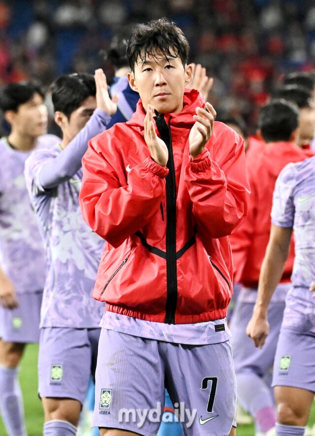 2일 오후 울산광역시 남구 문수월드컵경기장에서 진행된 축구 국가대표팀 친선경기 베네수엘라와의 경기.축구대표팀 손흥민이 0-0무승무에 아쉬워 하고 있다.