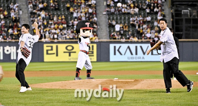 7일 오후 서울 잠실야구장에서 진행된 '2026 프로야구 KBO리그' LG 트윈스와 두산 베어스의 경기. 박용택과 이병규가 시구를 하고 있다./송일섭 기자