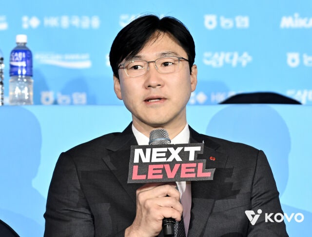 석진욱 한국전력 감독이 8일 오후 서울시 강남구 청담동 베라호텔 3층 베르사이유홀에서 열린 2026-27시즌 V-리그 남자부 미디어데이에서 시즌 각오를 밝히고 있다./한국배구연맹(KOVO) 제공