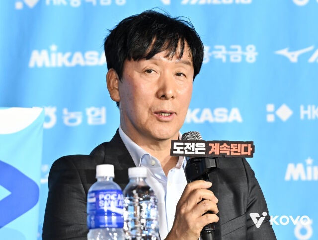 신영철 OK저축은행 감독이 8일 오후 서울시 강남구 청담동 베라호텔 3층 베르사이유홀에서 열린 2026-27시즌 V-리그 남자부 미디어데이 도중 인사말을 하고 있다./한국배구연맹(KOVO) 제공