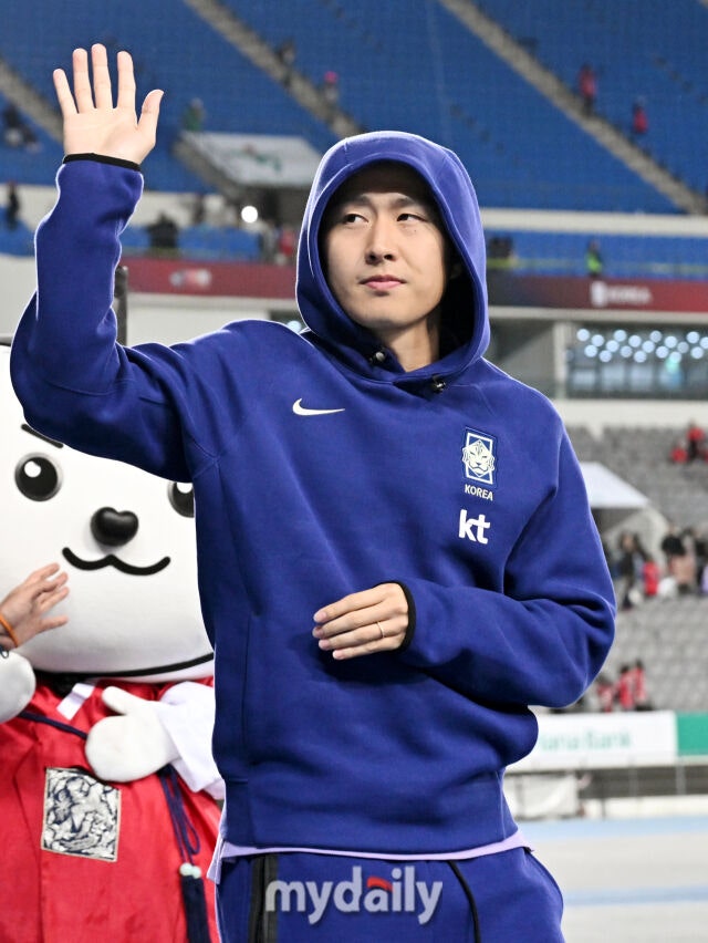 6일 오후 경기도 용인시 용인미르스타디움에서 진행된 축구 국가대표 친선경기 대한민국과 우즈베키스탄의 경기.추구대표팀 이강인이 2-0으로 승리한 뒤 관중들에 인사를 하고 있다./마이데일리 DB
