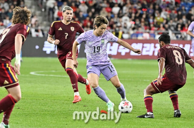 2일 오후 울산광역시 남구 문수월드컵경기장에서 진행된 축구 국가대표팀 친선경기 베네수엘라와의 경기.축구대표팀 이강인이 드리블을 하고 있다./마이데일리 DB