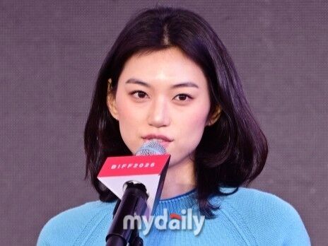 "머리 띵해졌다"…'<b>도라</b>' <b>김도연</b>, <b>기자회견</b> 중 눈물 [제31회 BIFF](종합)