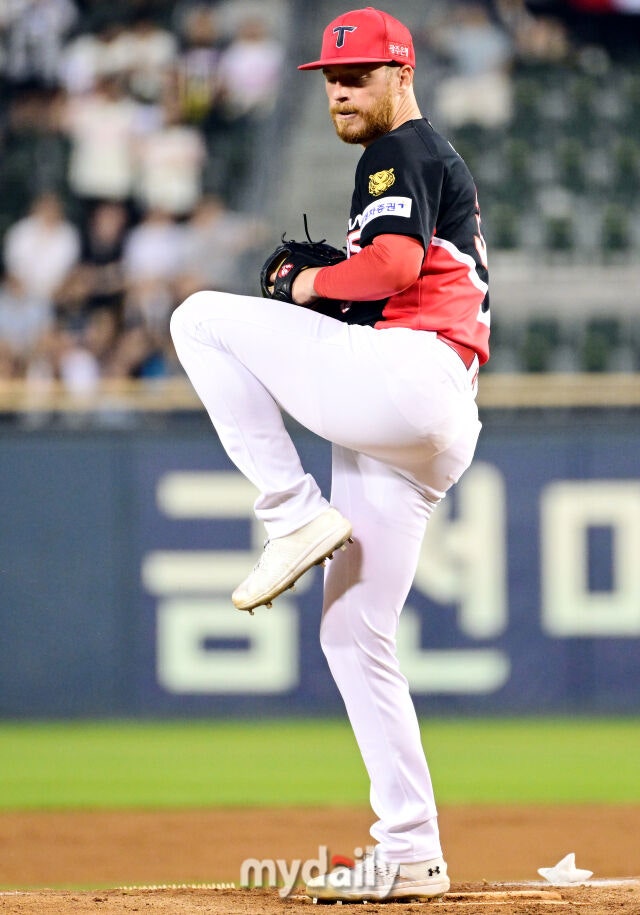 23일 오후 서울 잠실야구장에서 진행된 '2026 신한 SOL KBO 리그' 기아 타이거즈-두산 베어스의 경기. 기아 선발 울러가 역투를 펼치고 있다./마이데일리