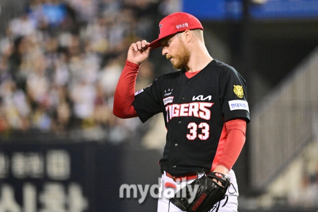 23일 오후 서울 잠실야구장에서 진행된 '2026 신한 SOL KBO 리그' 기아 타이거즈-두산 베어스의 경기. 기아 선발 울러가 3회말 첫 실점을 한 뒤 아쉬워 하고 있다./마이데일리