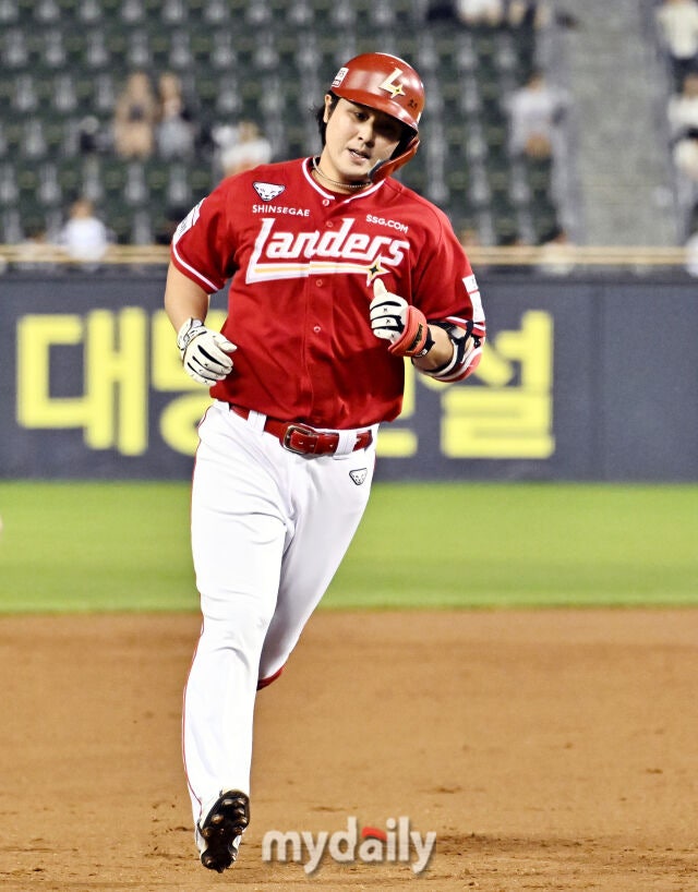 7일 오후 서울 잠실야구장에서 진행된 '2026 프로야구 KBO리그' 두산베어스와 SSG랜더스의 경기. SSG 최정이 8회초 1사 2루서 2점 홈런을 터뜨린 뒤 베이스를 돌고 있다./마이데일리