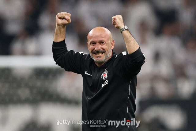 베식타스의 이탈리아노 감독이 마르세유와의 2026-27시즌 UEFA 유로파리그 경기에서 두 손을 들고 있다./게티이미지코리아