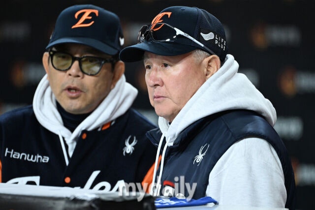 31일 대전 한화생명 볼파크 야구장에서 열린 '2025 신한 SOL 뱅크 KBO 한국시리즈 5차전' LG 트윈스와 한화 이글스 경기. 한화 김경문 감독이 경기를 지켜보고 있다./마이데일리