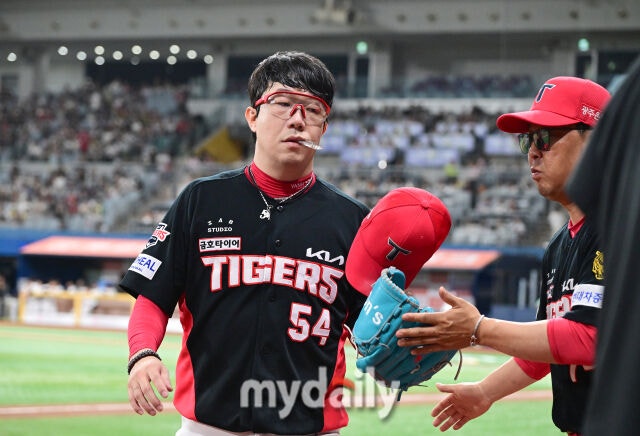 2026년 8월 21일 오후 서울 고척스카이돔에서 열린 '2026 신한 SOL KBO리그' KIA 타이거즈와 키움 히어로즈의 경기. KIA 선발투수 양현종이 5회말 투구를 마친 뒤 더그아웃으로 들어가고 있다./마이데일리