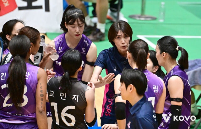 요시하라 토모코 흥국생명 감독이 11일 열린 2026 프로배구 컵대회 여자부 A조 조별리그 첫 경기 정관장과 경기 도중 타임 아웃 때 선수들에게 작전 지시를 하고 있다./한국배구연맹(KOVO) 제공