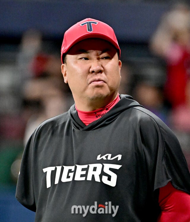 2026년 8월 21일 오후 서울 고척스카이돔에서 열린 '2026 신한 SOL KBO리그' KIA 타이거즈와 키움 히어로즈의 경기. KIA 이범호 감독이 11-1로 승리한 뒤 기뻐하고 있다./마이데일리