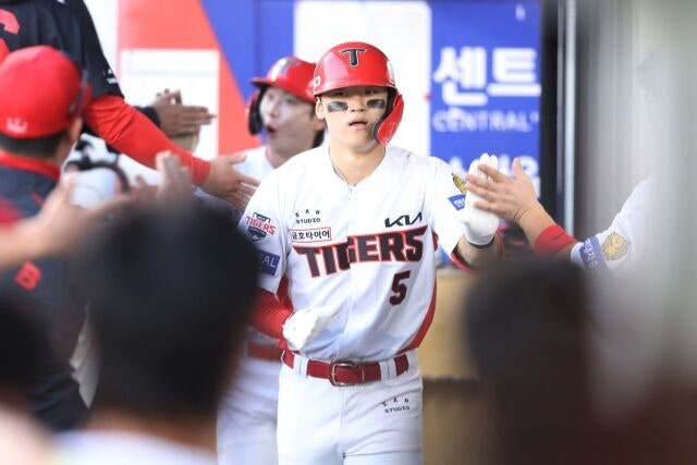 KIA 타이거즈 김도영이 10일 광주 KIA챔피언스필드에서 열린 SSG 랜더스와의 홈 경기서 홈런을 치고 세리머니를 하고 있다./KIA 타이거즈 제공