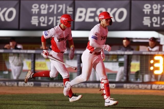 KIA 타이거즈 김도영이 12일 광주 KIA챔피언스필드에서 열린 LG 트윈스와의 홈 경기서 홈런을 치고 덕아웃으로 돌아가고 있다./KIA 타이거즈 제공