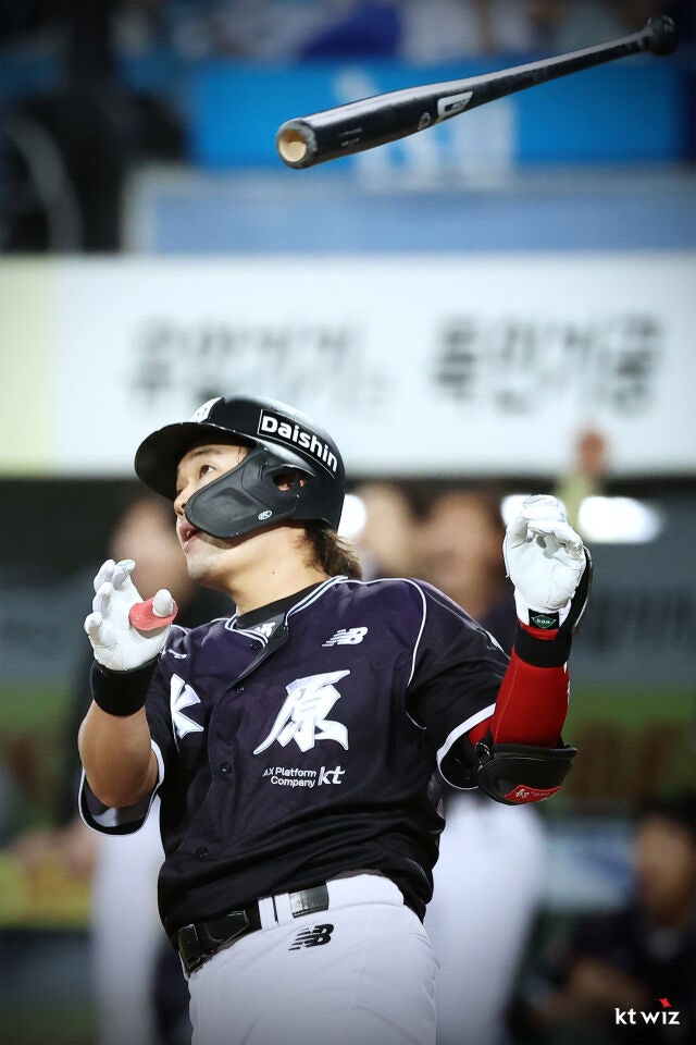 문상철이 10월 12일 대구 삼성 라이온즈파크에서 열린 삼성 라이온즈전 홈런을 치고 있다./KT 위즈 제공