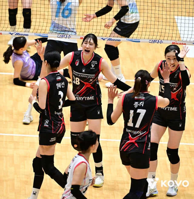 정관장 선수들이 13일 열린 2026 프로배구 컵대회 여자부 A조 조별리그 2차전 SOOP과 경기 도중 공격 득점을 올린 뒤 환호하고 있다./한국배구연맹(KOVO) 제공